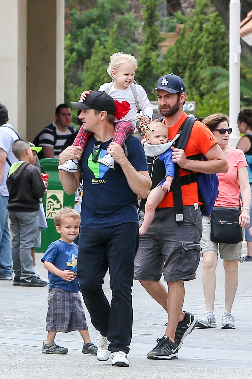 Jeremy cargó a su pequeña en hombros.