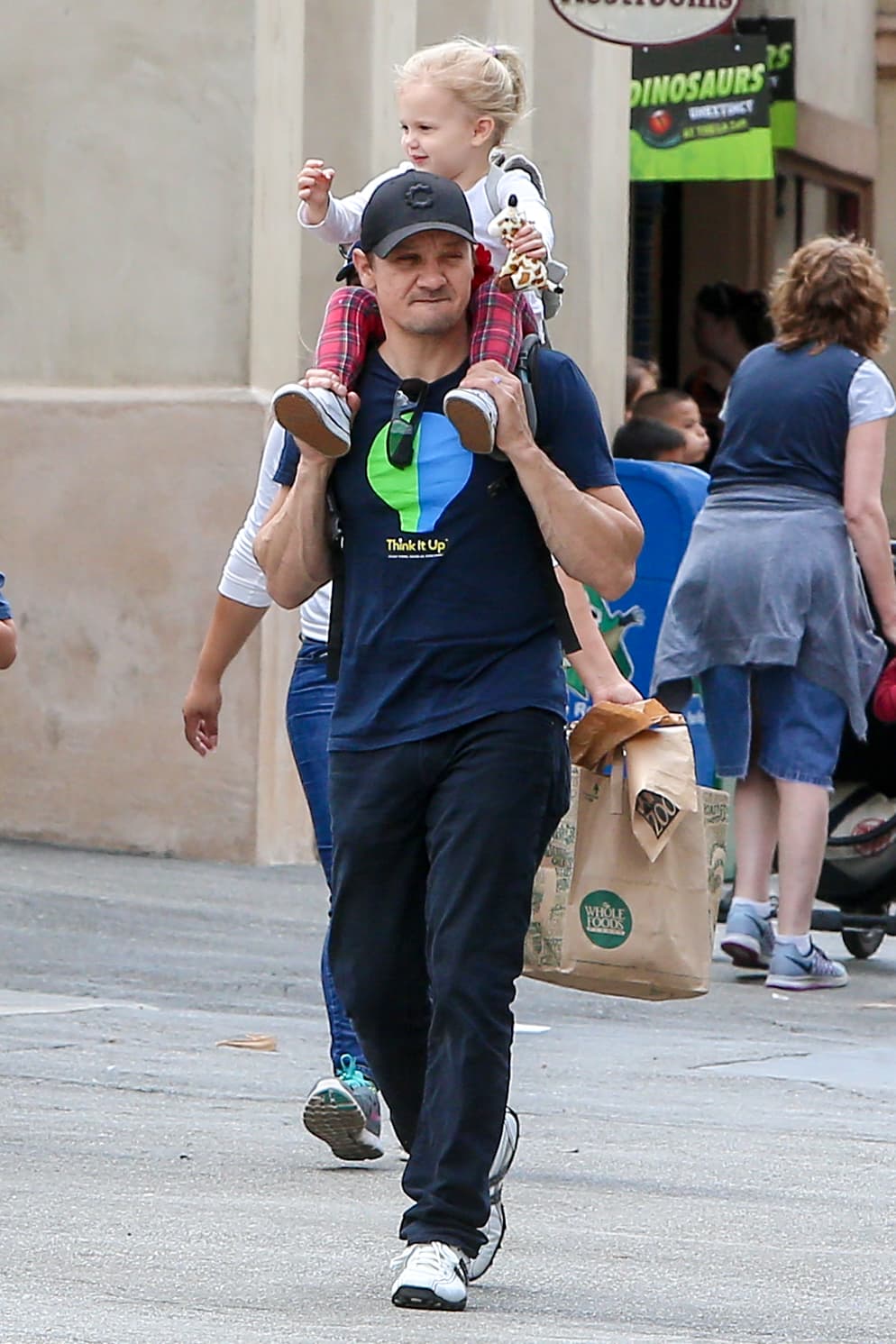 Jeremy llevó a su hijita al zoológico.