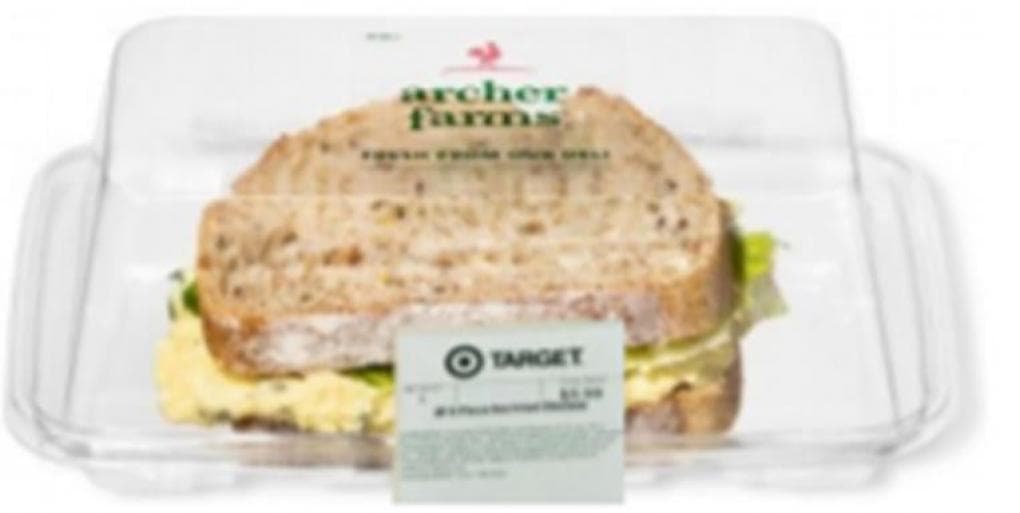 Archer Farms Sandwich de mitad de sándwich de huevo con deviled con tocino, UPC 220505000002, distribuido a nivel nacional.