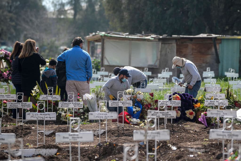 Modelo proyecta que el número de fallecidos por covid-19 en todo el mundo podría llegar a los 2.8 millones para final de año