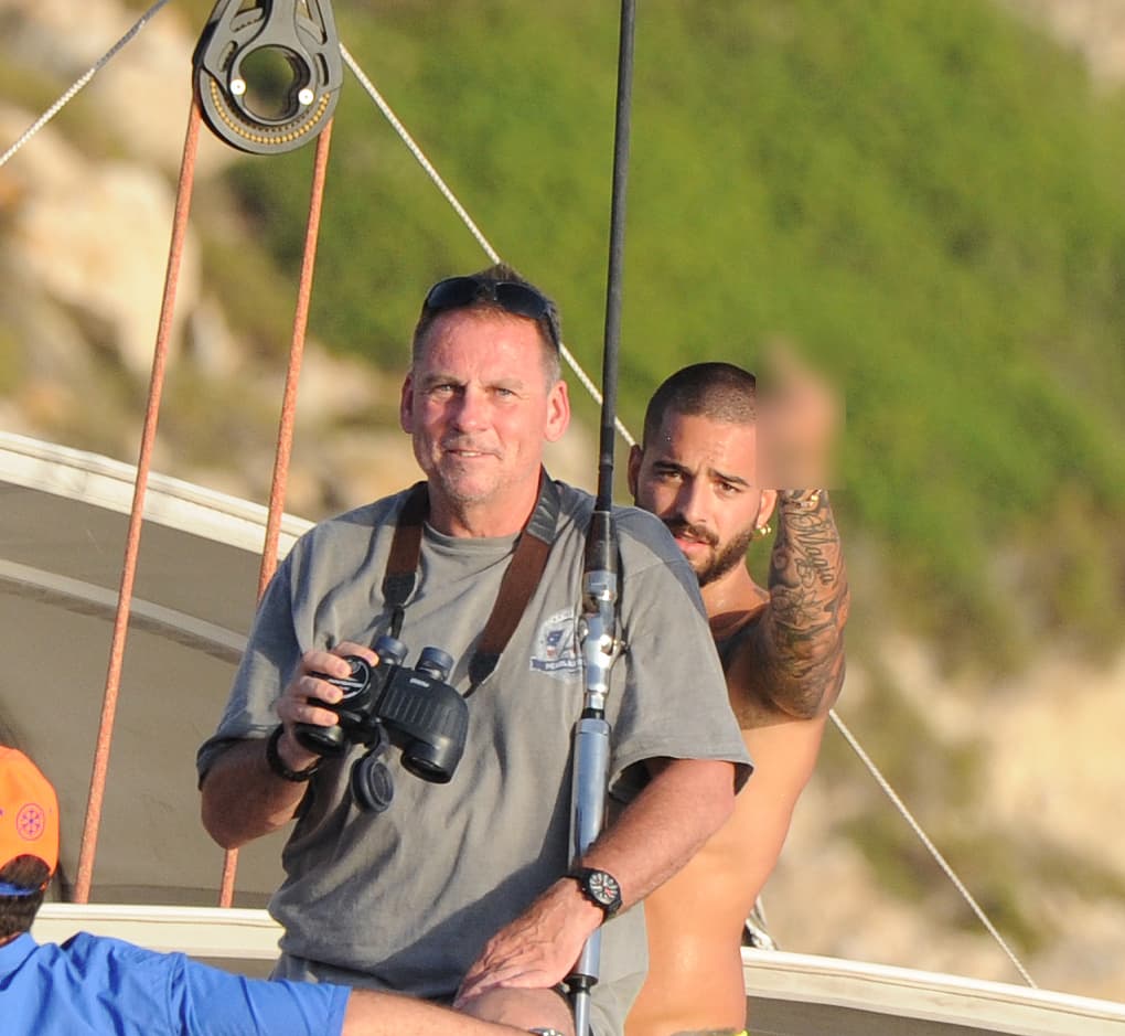 Al percatarse de que estaba siendo fotografiado, hizo una señal obscena al paparazzo.
<br>