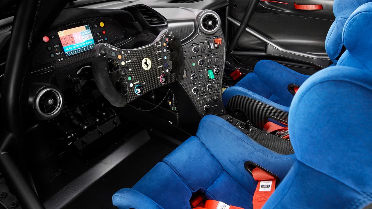 Su cabina cuenta con paneles de fibra de carbono, jaula de seguridad integrada, panel de instrumentos y volante estilo competición y butacas deportivas azules, confirman que
<b>es un carro diseñado para el circuito</b>.