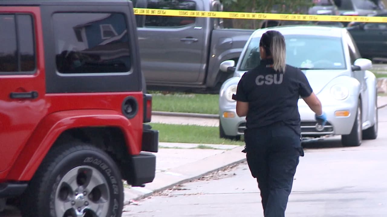 “Lo que sabemos hasta el momento es que, durante una discusión entre al menos cinco personas, alguien sacó un arma y disparó contra la mujer”, indicó el detective Jason Escobar de HPD.