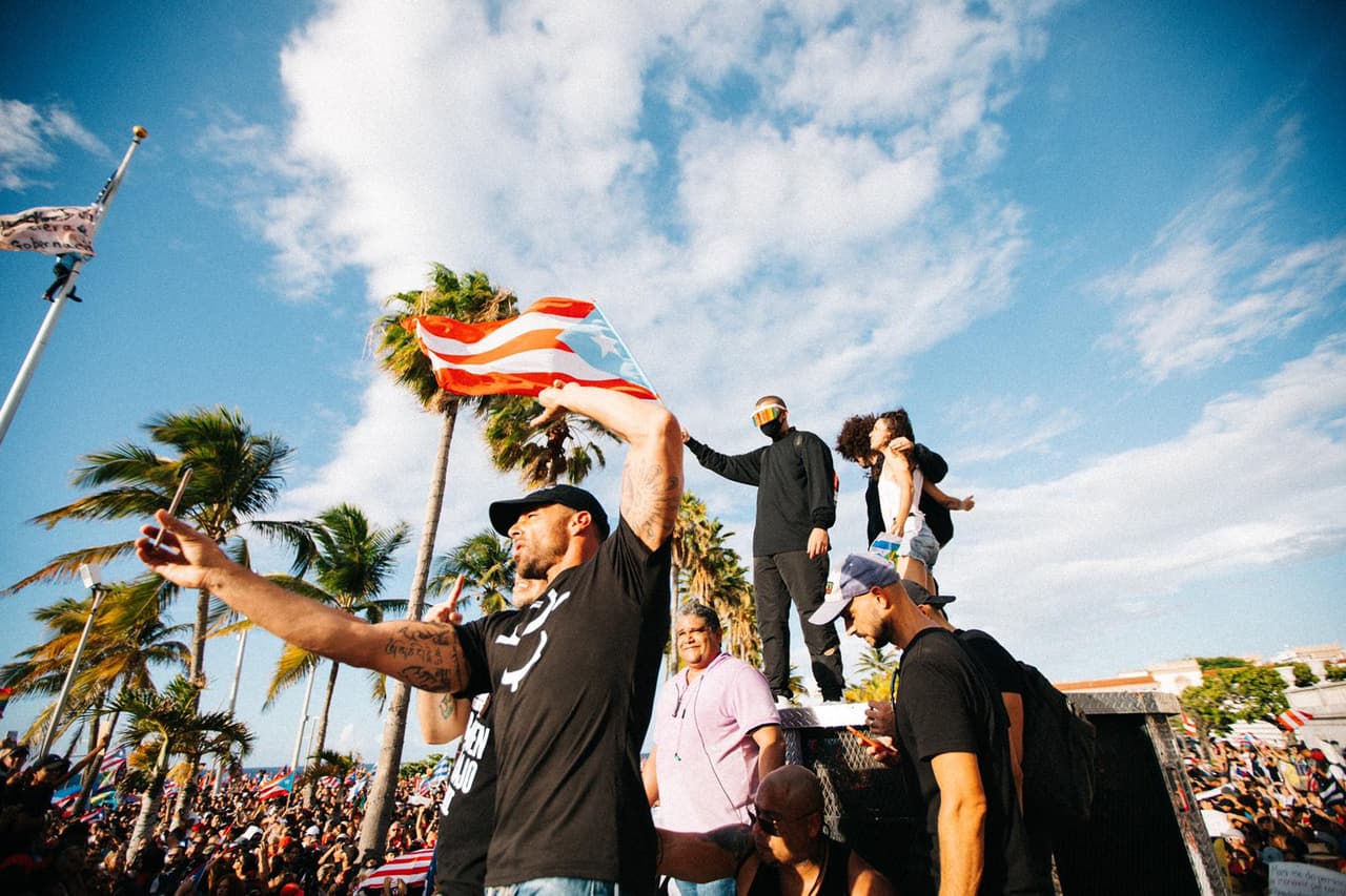 <b>Ricky Martin</b>, a quien allegados del entonces gobernador Ricardo Rosselló ofendieron en un polémico chat que generó indignación en el pueblo, lideró los coros mientras que al fondo se observa a 
<b><a href="https://www.univision.com/local/nueva-york-wxtv/bienvenida-la-generacion-del-yo-no-me-dejo-grita-bad-bunny-en-la-marcha-somos-mas-de-puerto-rico-video">Bad Bunny</a></b> ondeando la bandera de Puerto Rico.