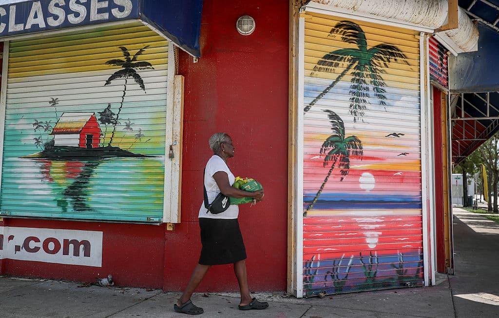 Es habitual el colorido en las paredes y puertas de los negocios de Pequeña Haití.