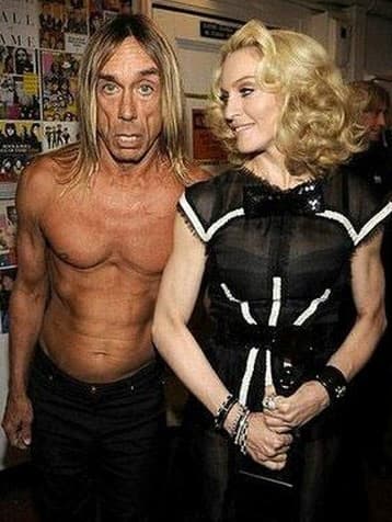 Por ejemplo, el usuario @WWarped escribió que Madonna se está pareciendo cada vez más a Iggy Pop.