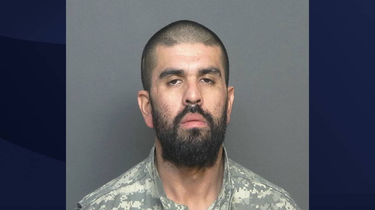 Acusan a un hombre de incendiar dos autos como distracción para robar un banco en Arizona