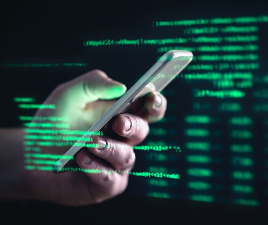 <b>Puedes tomar una captura de pantalla del teléfono</b> o intentar grabar discretamente la conversación. Después debes transcribir con exactitud el contenido de la llamada y estar disponible para dar estos detalles a la policía.
<br>