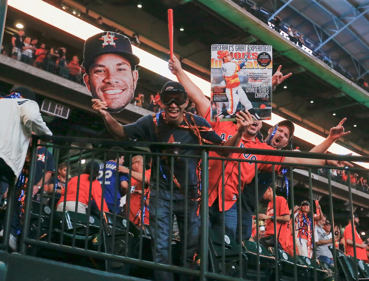 La alegría y emoción se tomó a los todos los hinchas de Houston Astros campeón de la Serie Mundial, entre los más jóvenes y algunas bellas mujeres, en una celebración gigante.
