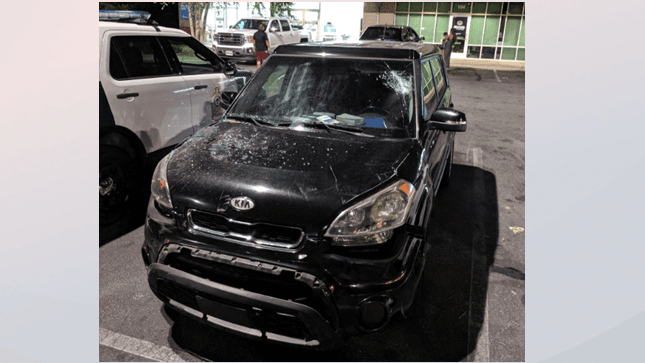 Buscan a persona que conducía un Kia color negro, con placas FKS-8777 de Carolina del Norte que se dio a la fuga después de estrellar el vehículo en una lavandería y herir a una mujer.