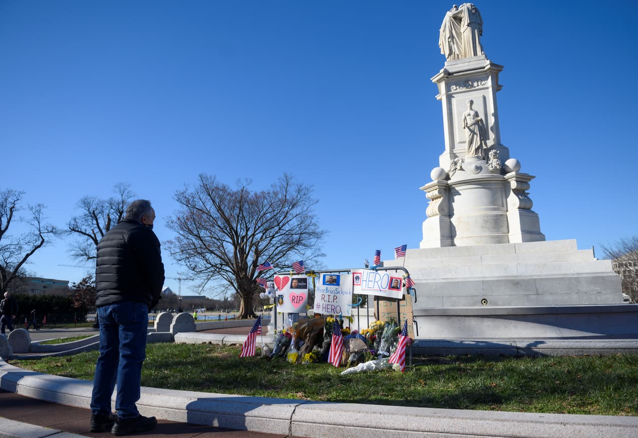 Luego de haberse negado, el presidente Trump ordenó finalmente este domingo que las banderas en la Casa Blanca y los edificios federales del país se bajaran a media asta en homenaje al oficial Sicknick. Trump había evitado emitir esta proclamación simbólica, que tradicionalmente se hace para recordar a agentes o soldados caídos, lo que había generado numerosas críticas.