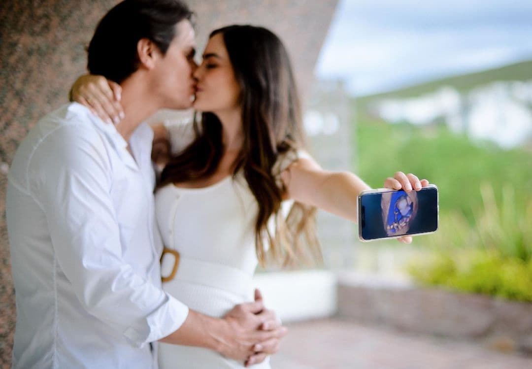 A pesar del difícil camino que recorrió dijo durante la plática que "vale la pena". Ella y su esposo Juan Carlos Valladares han externado estar emocionados por la dulce espera de su primera hija.