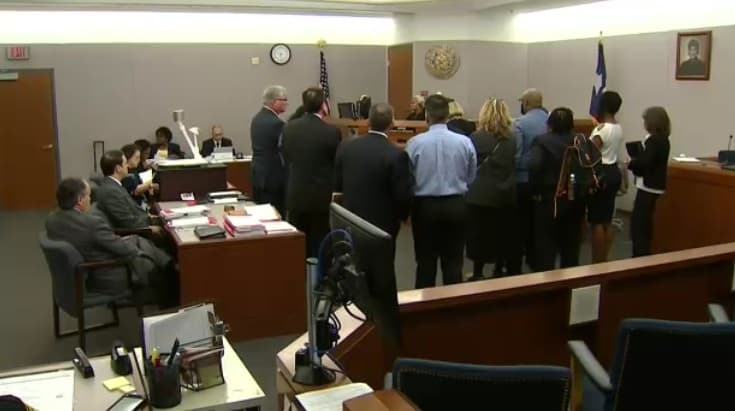 Wesley Mathews "está en duelo por la pérdida de un niño", afirmó su abogado, Rafael de la Garza. El representante de la madre indicó por su parte que Sini está cooperando con la policía en la identificación del cuerpo hallado en Richardson el 22 de octubre.