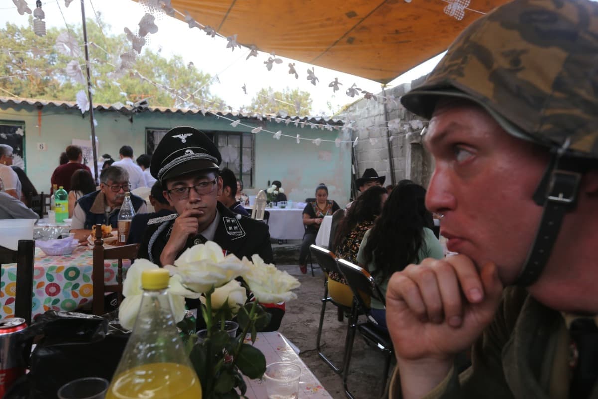 El novio recuerda que lo han golpeado, escupido y hasta lo han amenazado de muerte con una pistola, todo por mostrar con orgullo su ideología. “Yo sé que para mucha gente Hitler era un genocida, un símbolo del racismo y de la violencia, pero la gente juzga sin tener información o por creer en la historia de los vencedores”, aseguró a la publicación Milenio.