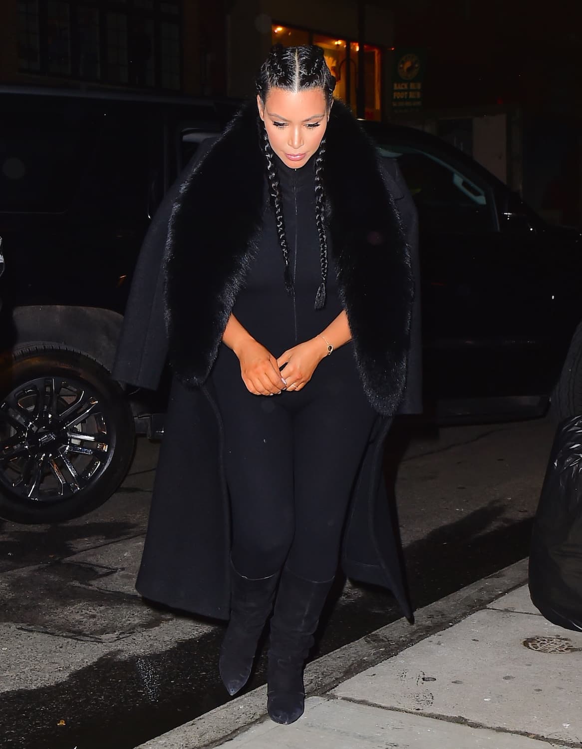 La Kardashian cubrió sus curvas con un enorme abrigo, debajo usó un ajustado leotardo negro.