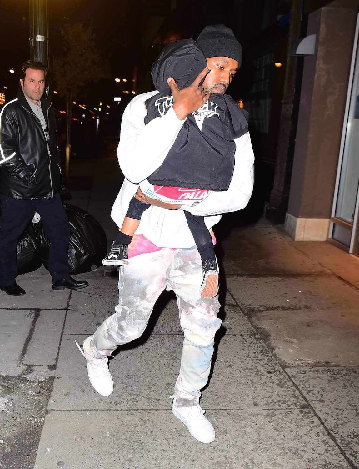 Kanye cargó a North y la cubrió de las cámaras.