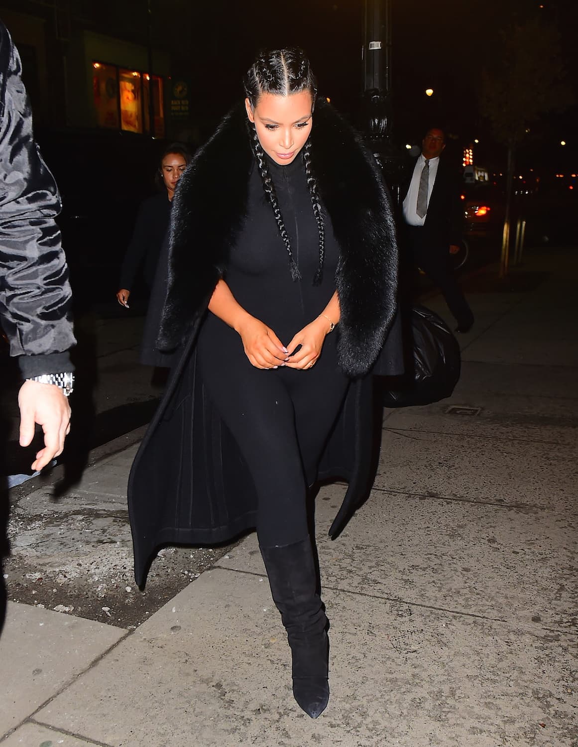 Después de recibir a su segundo hijo, Kim adoptó un look todo en negro y un peinado de trencitas.