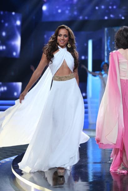 Acompañadas de Yazaira, la ganadora de Va Por Ti, las chicas de Nuestra Belleza Latina desfilaron trajes de alta costura de parte de los diseñadores Wilfredo Gerardo, Prince Julio Cesar, Benito Santos, David Salomón, Carlos Alberto y Douglas Tapia ¿Cuál fue tu favorito?