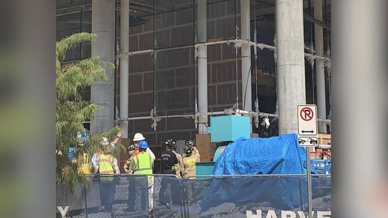 240 trabajadores se encontraban en el sitio de construcción cuando se derrumbó la estructura de la escalera dentro del edificio.