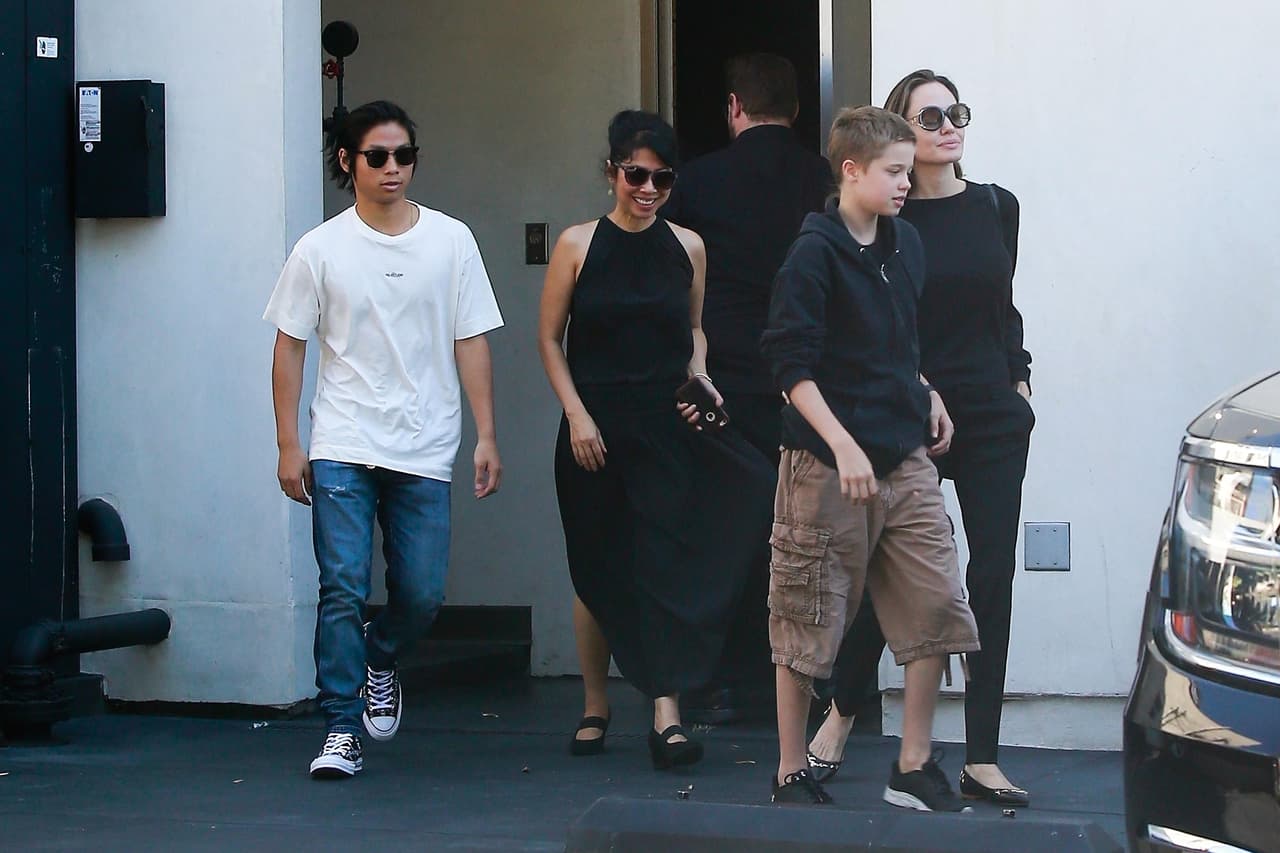 Este acuerdo incluiría una custodia compartida de los menores, siendo Jolie quien tendría la tenencia principal de los niños, mientras que Brad podría convivir una cantidad de tiempo sustancial con sus seis hijos. 
<br>