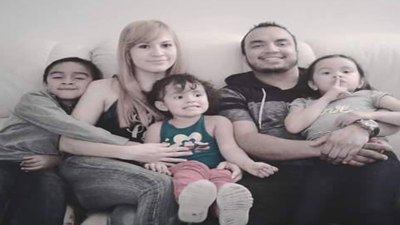 Foto familiar de la pareja de María, Héctor Miguel junto a sus tres hijos, Mia, Emily y Danny.