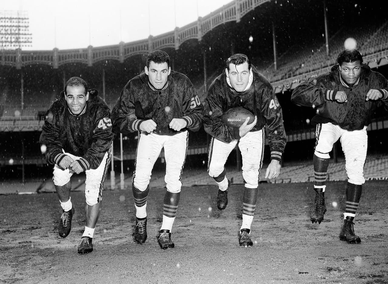 En 1956, los New York Giants derrotan a los Pittsburgh Steelers, 38-10, marcando el primer partido de los Gigantes en el Yankee Stadium, el cuál sería su campo de juego hasta 1973.