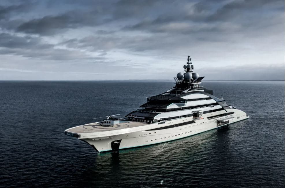 El 
<b>Nord</b> de 465 pies (142 metros) y propiedad de 
<b>Alexei Modashov</b>, otro multillonario involucrado en la industria del acero, llegó a Seychelles, un archipiélago frente a África Oriental, tras haber estado en las Maldivas.