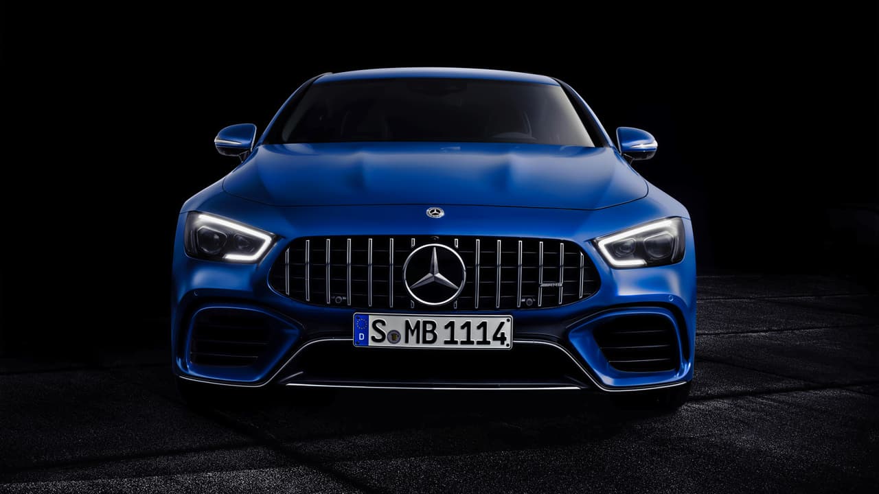 <h3 class="cms-h3-H3">Datos técnicos del Mercedes-AMG GT 6</h3>
<h3 class="cms-h3-H3">3 2019:</h3>
<br>
<table> 
 <tbody>
  <tr> 
   <td></td> 
   <td></td> 
  </tr> 
  <tr> 
   <td>Motor</td> 
   <td>AMG 4.0L V8 biturbo hecho a mano</td> 
  </tr> 
  <tr> 
   <td>Desplazamiento</td> 
   <td>3,982 cc </td> 
  </tr> 
  <tr> 
   <td>Potencia</td> 
   <td>577 caballos de fuerza @ 5,500 a 6,500 rpm</td> 
  </tr> 
  <tr> 
   <td>Torque</td> 
   <td>553 lb-pie @ 2,350-5,000 rpm </td> 
  </tr> 
  <tr> 
   <td>Tracción</td> 
   <td>Sistema de tracción integral AMG Performance 4MATIC+ distribución de torque totalmente variable para cada rueda.</td> 
  </tr> 
  <tr> 
   <td>Transmisión</td> 
   <td>AMG SPEEDSHIFT MCT de 9 velocidades</td> 
  </tr> 
  <tr> 
   <td>Aceleración 0-60</td> 
   <td>Estimada en 3.3 segundos</td> 
  </tr> 
  <tr> 
   <td>Velocidad máxima</td> 
   <td>193 mph</td> 
  </tr> 
 </tbody>
</table>