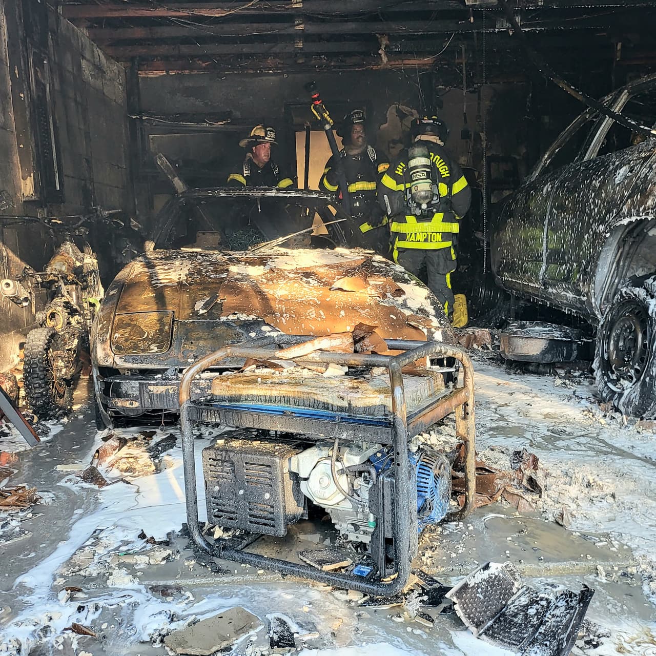 Un garaje se incendió y las llamas consumieron tres vehículos, incluyendo una motocicleta, en Riverview, en la Bahía de Tampa. El fuego se originó la tarde del 8 de octubre cuando el residente de la vivienda cambiaba la bomba de gasolina de uno de los automóviles. El Departamento de Bomberos del condado Hillsborough acudió a sofocar las llamas y no se reportaron personas lesionadas.