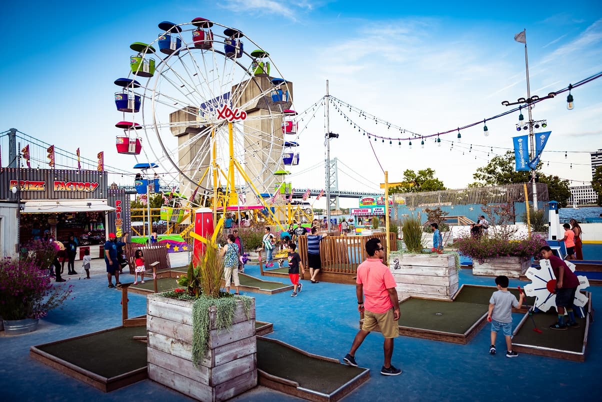 El festival también cuenta con un alojamiento estilo cobertizo para botes, un área de juegos para niños, diversión estilo carnaval, 
<b><a href="https://www.delawareriverwaterfront.com/places/blue-cross-riverrink-summerfest/food-and-drink">opciones de comidas y bebidas</a></b> y eventos durante toda la temporada.