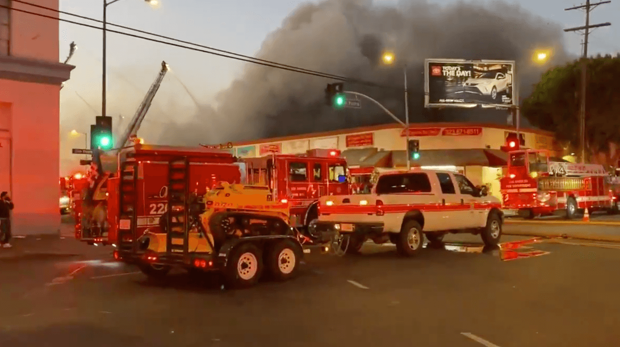 Esto es lo que se sabe del masivo incendio en estructura comercial en el Fashion District de Los Ángeles