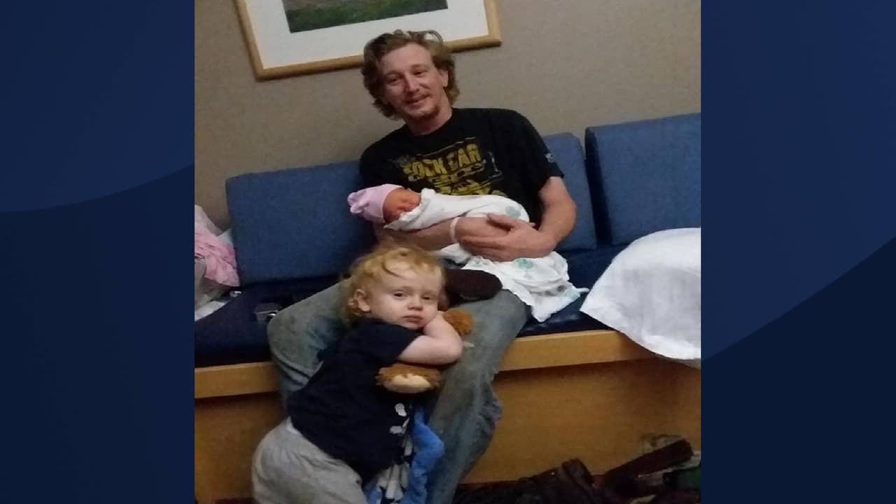 La víctima murió en el lugar de los hechos. La víctima fue identificada como Tyler Helies-Milligan, de 32 años, quien deja a una esposa y dos hijos pequeños. 
<br>