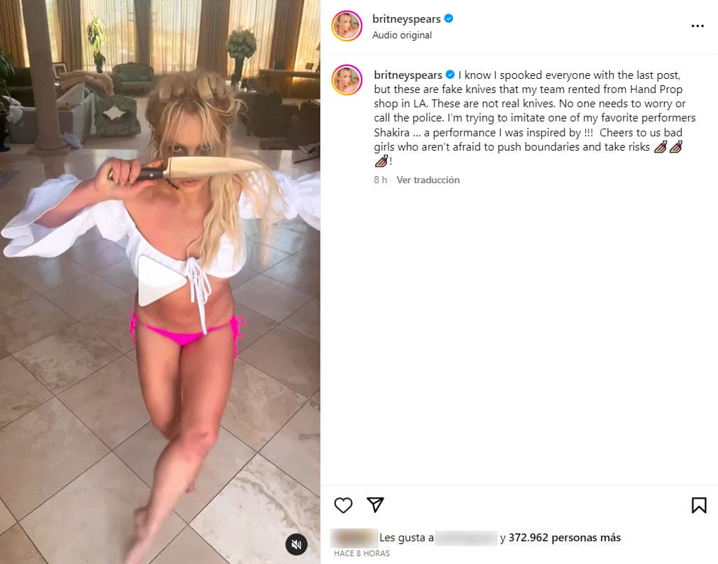 Britney Spears bailando con cuchillos.