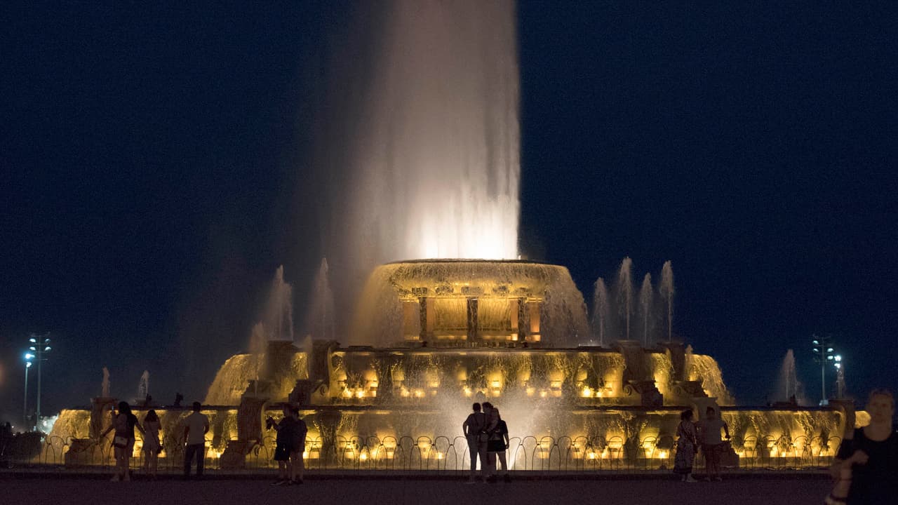 Atropellan a un hombre en el sur de Lake Shore Drive, cerca de la Fuente Buckingham