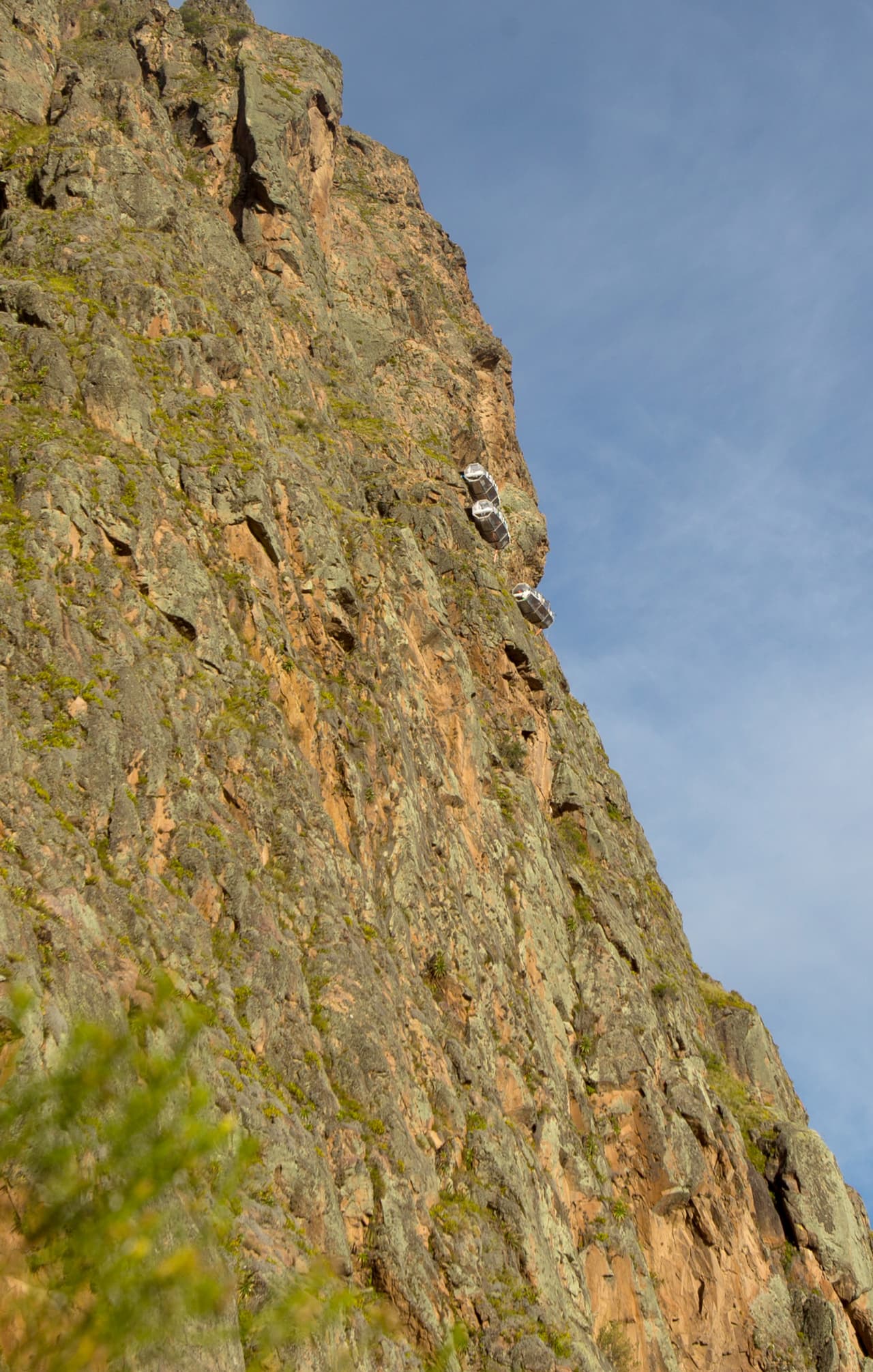 Los atrevidos huéspedes deben subir una escalera de metal incrustada en la roca.