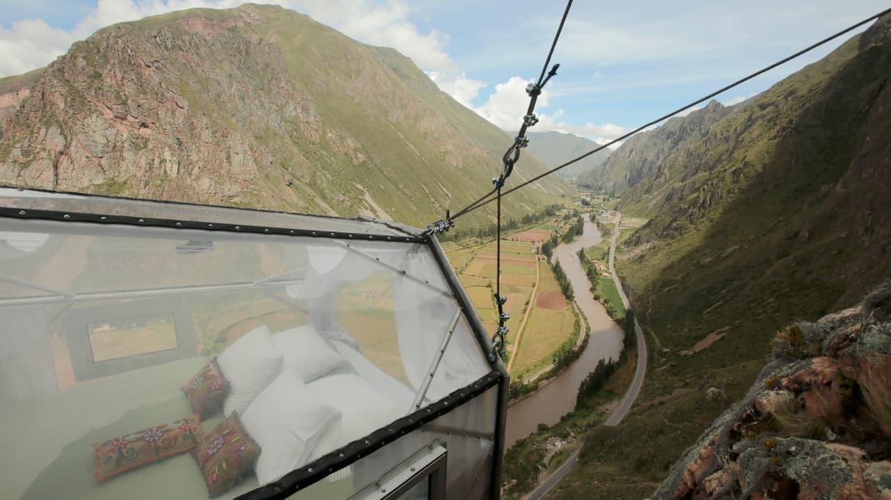 Dentro hay cuatro camas, un área para comer, un baño y un panel solar que provee energía.