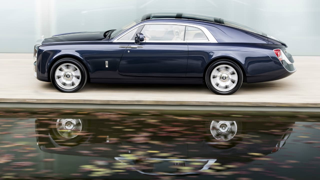 A la fecha el modelo que ostentaba el primer lugar de 
<b><a href="https://www.univision.com/noticias/ranking-de-autos/los-carros-mas-caros-del-mundo-en-2017-fotos#fbda1a790000" target="_blank">los autos más caros del mundo</a></b> era el Rolls Royce Sweptail, valorado en 14 millones de dólares, el cual comenzó a desarrollarse en 2013 por la marca a petición de un cliente millonario que quería un auto lujoso como ninguno. Este Rolls Royce ahora es desbancado por el Pagani Zonda HP Barchetta.