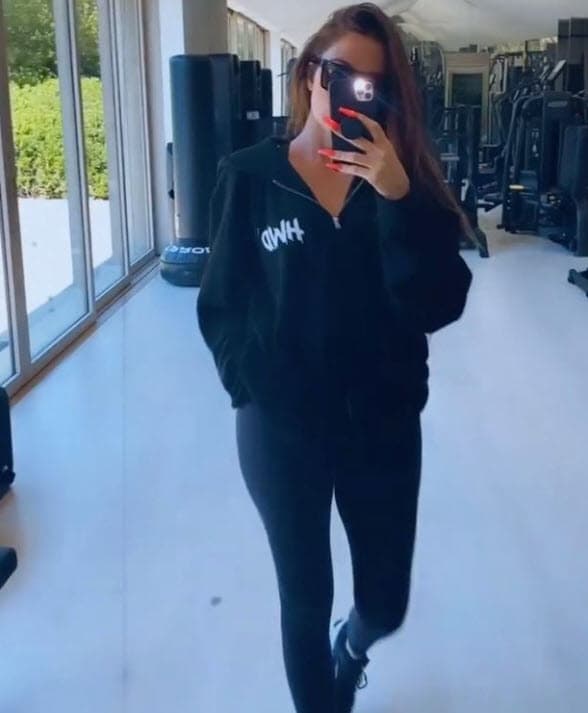 Mientras tanto, Khloé Kardashian publicó en esa plataforma una serie de fotos y videos en donde sus seguidores notaron un detalle: ya no traía un 
<b><a href="https://www.univision.com/famosos/khloe-kardashian-anillo-compromiso-tristan-thompson-boston-fotos" target="_blank">anillo de diamantes que le habría regalado Tristan Thompson. </a></b>
<br>