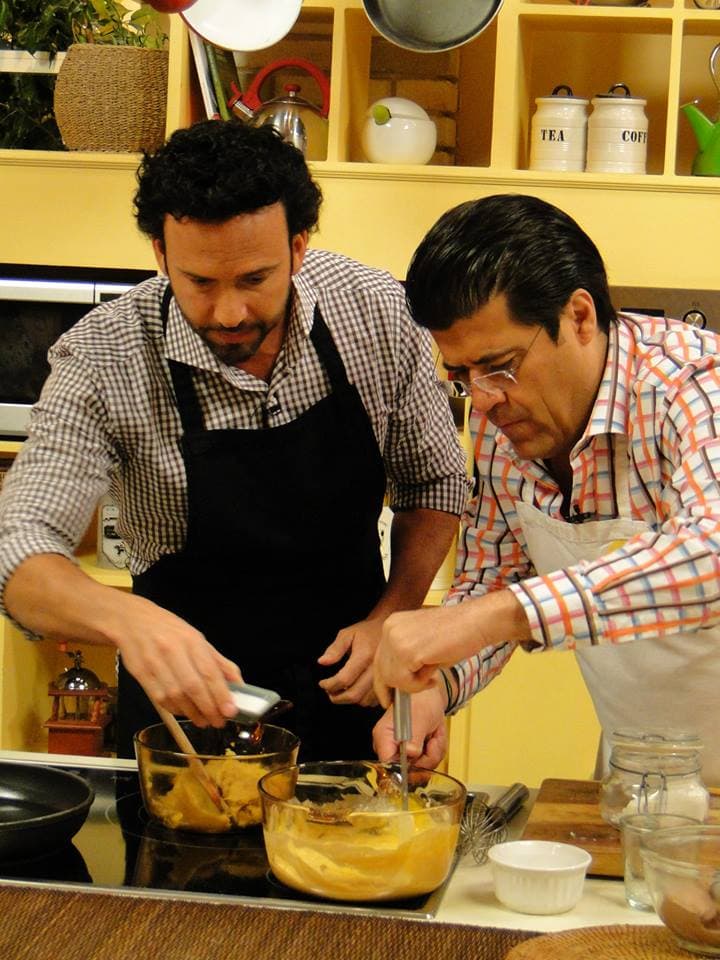 ¡Ahora sí se metió a la cocina! Jorge preparando un exquisito platillo. (12 de agosto)