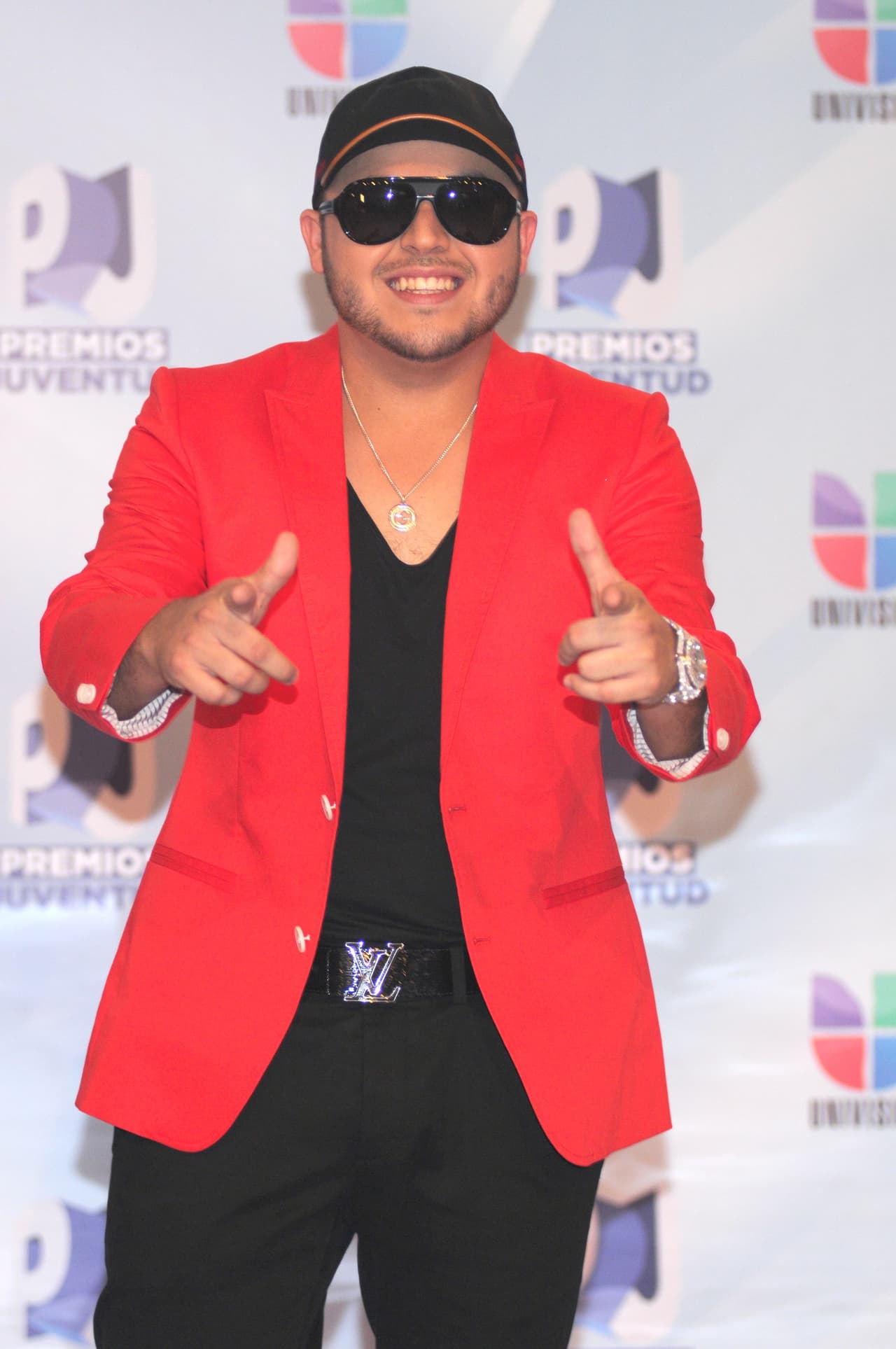 Pero además, a Gerardo le gusta andar cómodo y a la moda, le encantan las gorras y los sacos sport de colores vivos. En la actualidad, su imagen es copiada por cientos de sus seguidores quienes siempre están atentos a los outfits que viste.