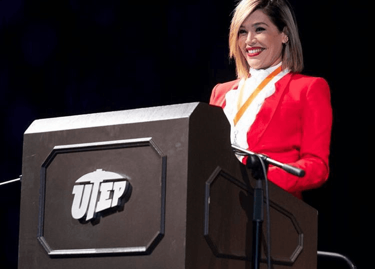 Y mostrándose orgullosa de ver a su hija volver con la frente en alto al lugar donde se formó académicamente "Regresaste airosa, exitosa, fuerte. Que Dios siga bendiciendo cada uno de tus pasos. Orgullosa Miner. Te amo".