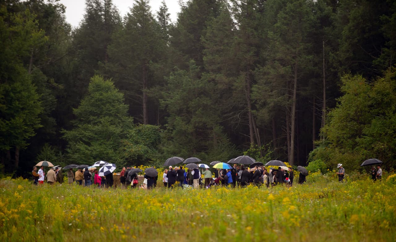 Familiares de los fallecidos en el lugar donde cayó el avión. Realizan una ceremonia conmemorativa por el decimotercer aniversario del ataque.
<br>
<br>El objetivo previsto por los secuestradores del vuelo 93 no se conoce definitivamente, pero se cree que podía ser la Casa Blanca, el Capitolio, la casa presidencial en Camp David o alguna planta de energía nuclear de la costa este. El acto valeroso de los pasajeros y la tripulación evitó que la tragedia del 11 de septiembre fuera peor. 
<br>