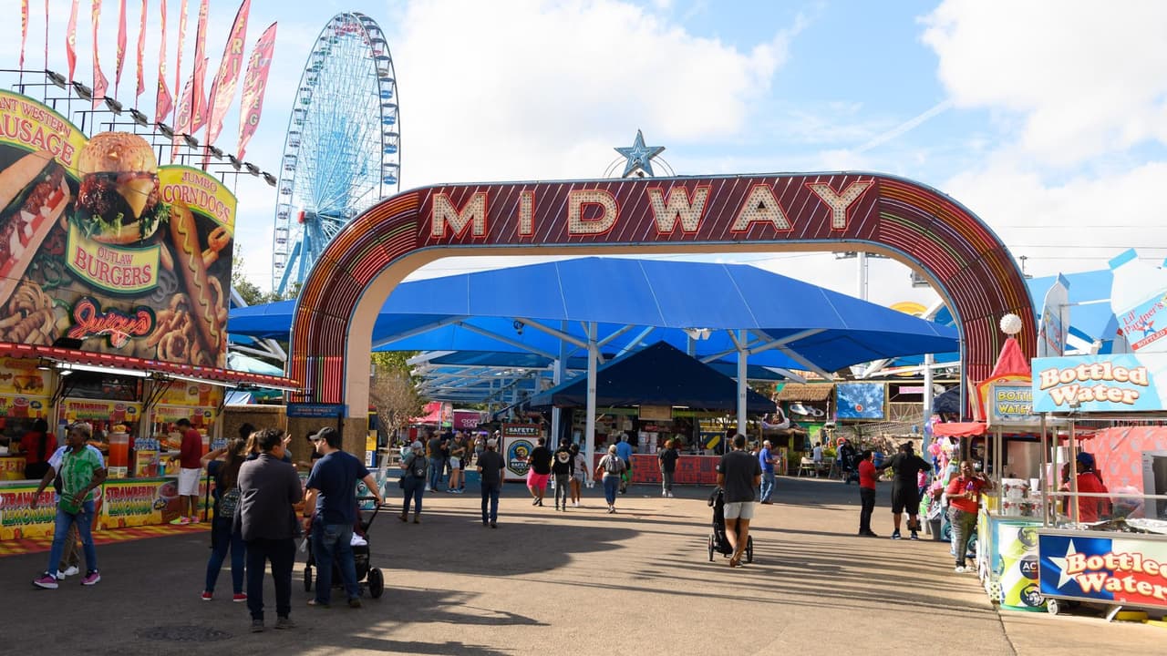 <h3 class="cms-H3-H3">Dentro de la feria: comida, juegos y cuidados</h3> 
<b>Cupones: </b>cada cupón equivale a $1. Valen para juegos y comida; puedes comprarlos en línea o en kioscos dentro de la feria. 
<br>
<b>Alimentos y bebidas:</b> puedes llevar tu propia comida en hieleras suaves (sin alcohol, vidrio ni cubiertos metálicos). 
<br>
<b>Carriolas y scooters: </b>renta disponible con reserva anticipada. 
<br>
<b>Ambiente sensorial reducido:</b> miércoles 1, 8 y 15 de octubre, de 10 a. m. a 1:30 p. m. con zonas tranquilas señaladas en el mapa.