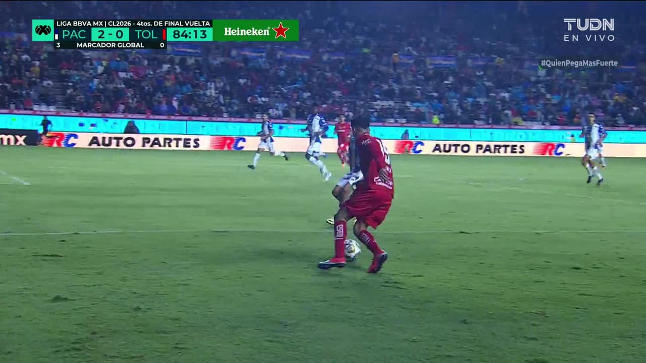 ¡CERCA! Jesús Angulo disparó que se estrella en el poste.