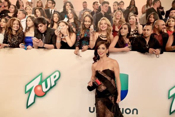 Te llevamos detrás de cámaras y mira todo lo que pasó mientras tus artistas desfilaban por la alfombra verde. 