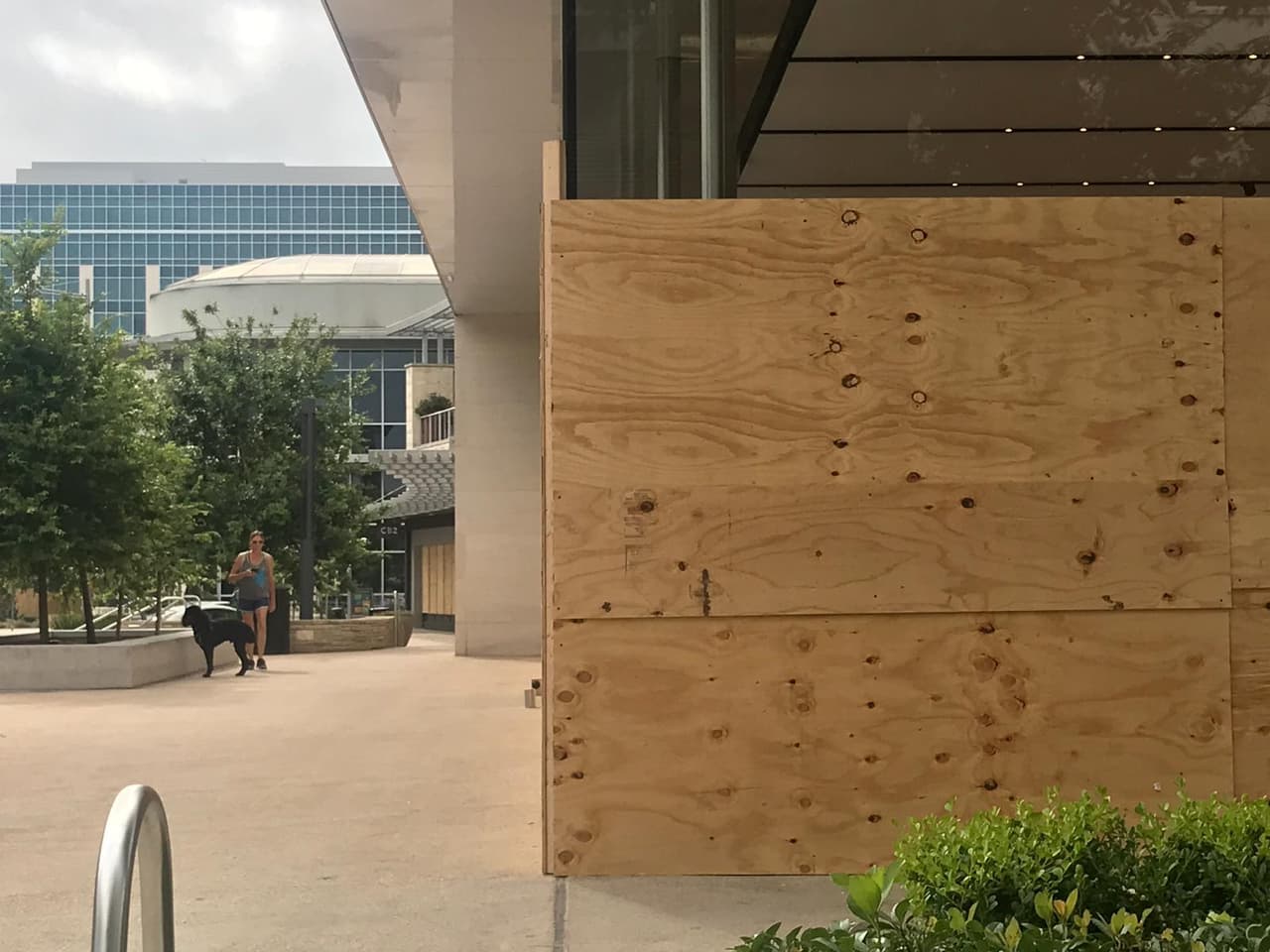 Varias personas fueron arrestadas después de "participar en un motín", en relación con las protestas que se transformaron en enfrentamientos entre manifestantes y agentes de la ley frente a la sede del Departamento de Policía de Austin en el centro de la ciudad el sábado.