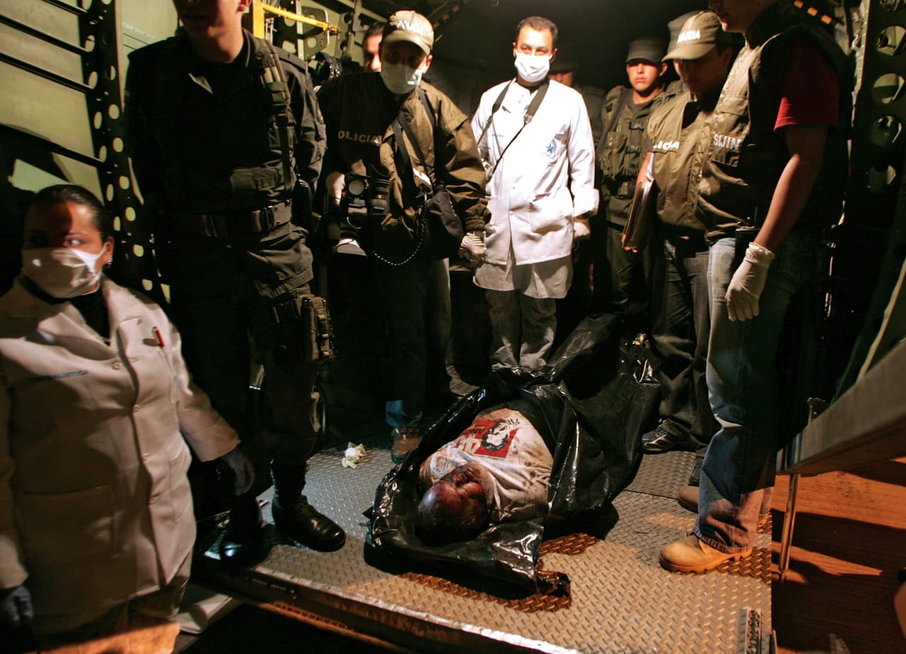 En un bombardeo de las fuerzas militares de Colombia en Ecuador muere el segundo hombre de la Farc, antiguo negociador y vocero del grupo, alias Raúl Reyes, en 2008. Otros importantes líderes corrieron la misma suerte en esa época, como alias Negro Acacio, Martín Caballero e Iván Ríos. En la foto, el ejército muestra el cuerpo sin vida de Reyes a los medios. En la operación se rescató su computador, con información sensible sobre las Farc.