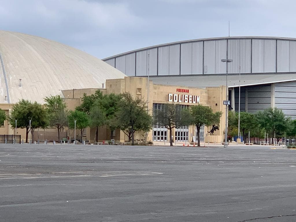Niños inmigrantes en el Coliseo Freeman necesitan juguetes y artículos de entretenimiento