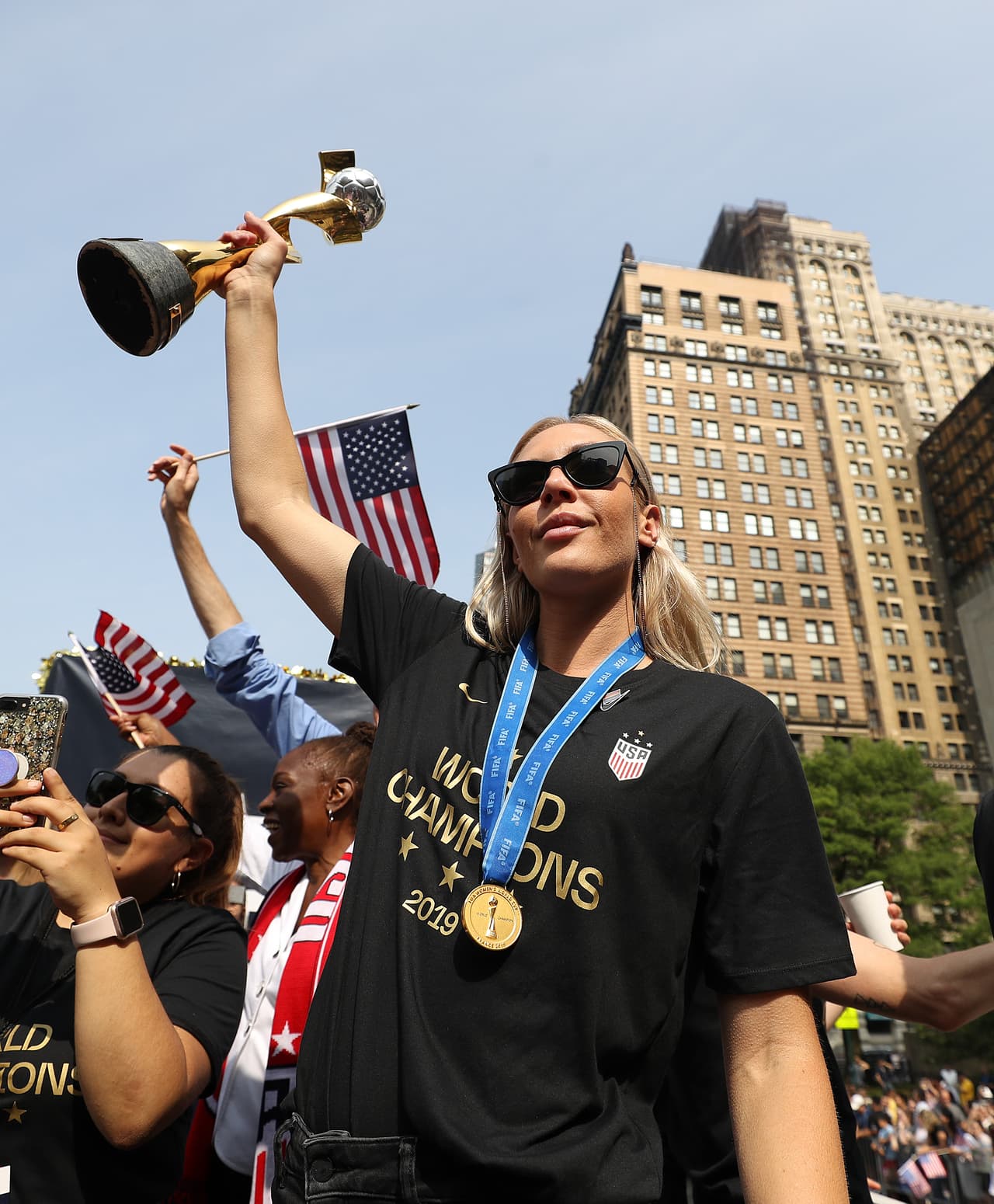 Megan Rapinoe, Alex Morgan, Julie Ertz, Allie Long, Carli Lloyd y compañía vivieron este miércoles una jornada especial en Nueva York durante el desfile de campeonas del mundo con el Team USA. Cientos de aficionados salieron a las calles de la Gran Manzana para saludar a sus heroínas.