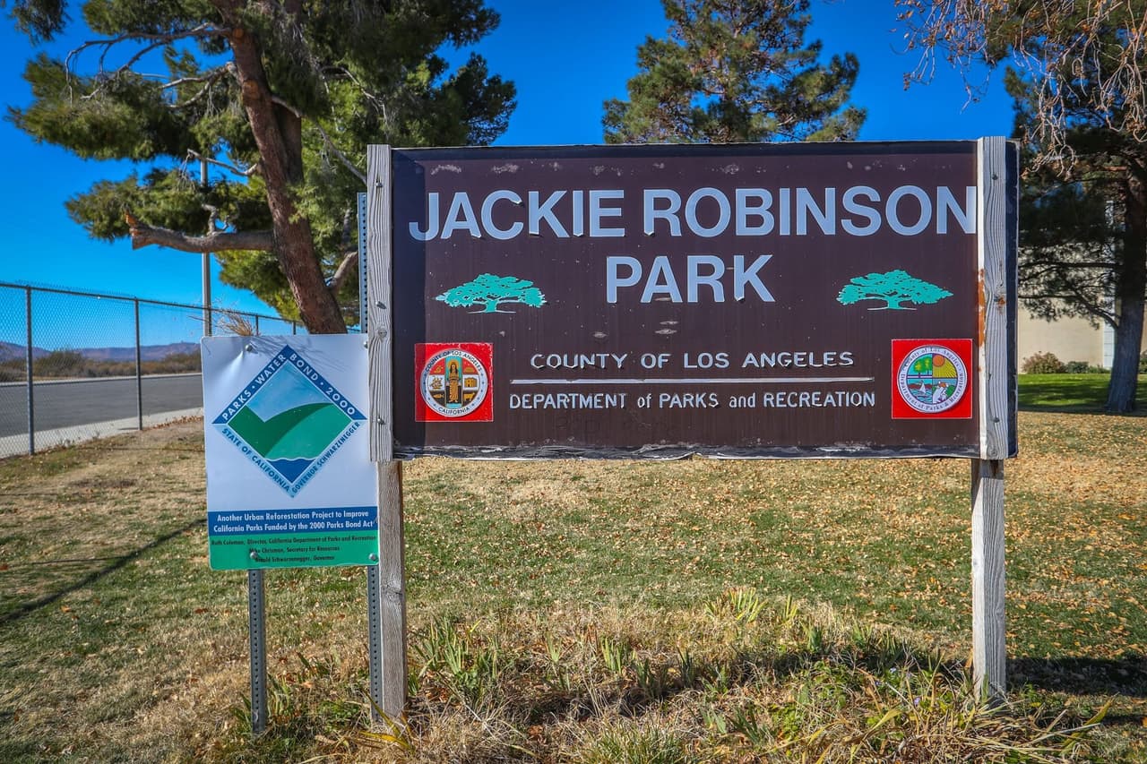 <h2 class="cms-H2-H2">Sábado, 17 de diciembre</h2>
<br>
<br>
<b>Jackie Robinson Park</b> – 8773 East Ave. R., Littlerock, CA 93543 – (661) 944-2880
<br>❄️Evento de 12 a 4 PM
<br>
<br>
<b>Rimgrove Park </b>- 747 N. Rimgrove Dr., La Puente
<br>❄️Evento de 12 a 4 PM
<br>
<br>
<b>Allen J. Martin Park </b>- 14830 E. Giordano St., La Puente
<br>❄️Evento de 4 a 8 PM
<br>
<br>
<b>Valleydale Park </b>- 5525 N. Lark Ellen Ave., Azusa
<br>❄️Evento de 4 a 8 PM (Mega Snow)
<br>